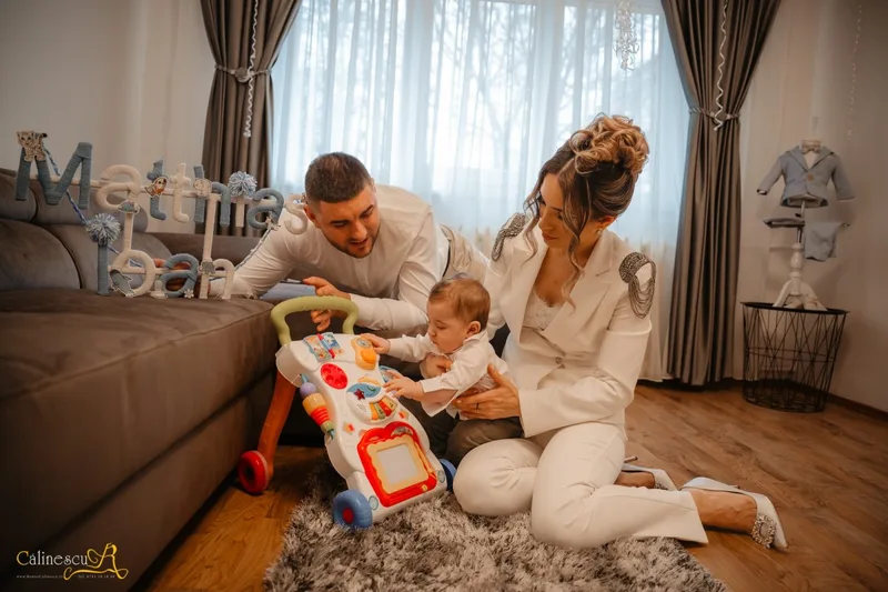 Părinți și bebeluș, într-un moment de familie