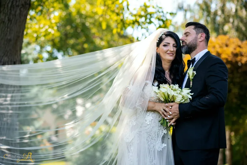 Miri fotografiați împreună, sub voal