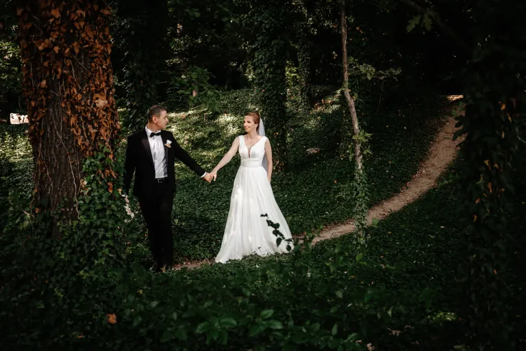 Miri ținându-se de mână într-un parc
