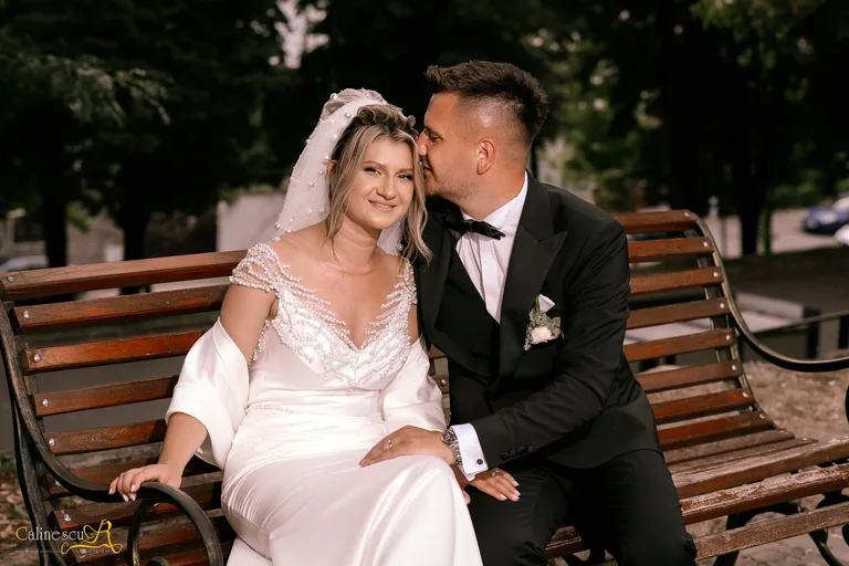 Miri așezați pe o bancă într-un parc