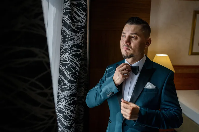 Mire aranjându-și ținuta înainte de eveniment