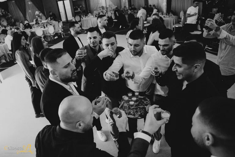 Invitați sărbătorind împreună la o masă, în alb și negru